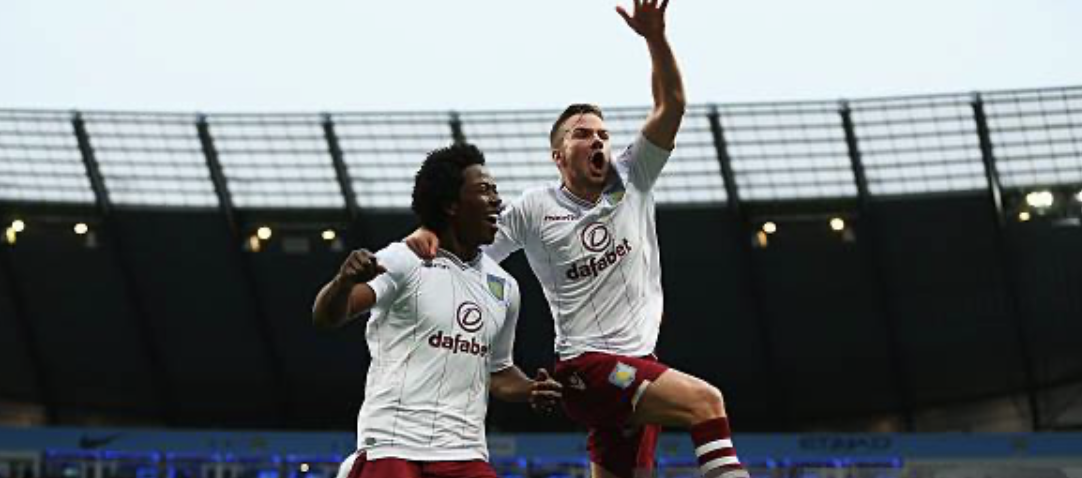 Carlos Sánchez celebrando un gol con el Aston Villa