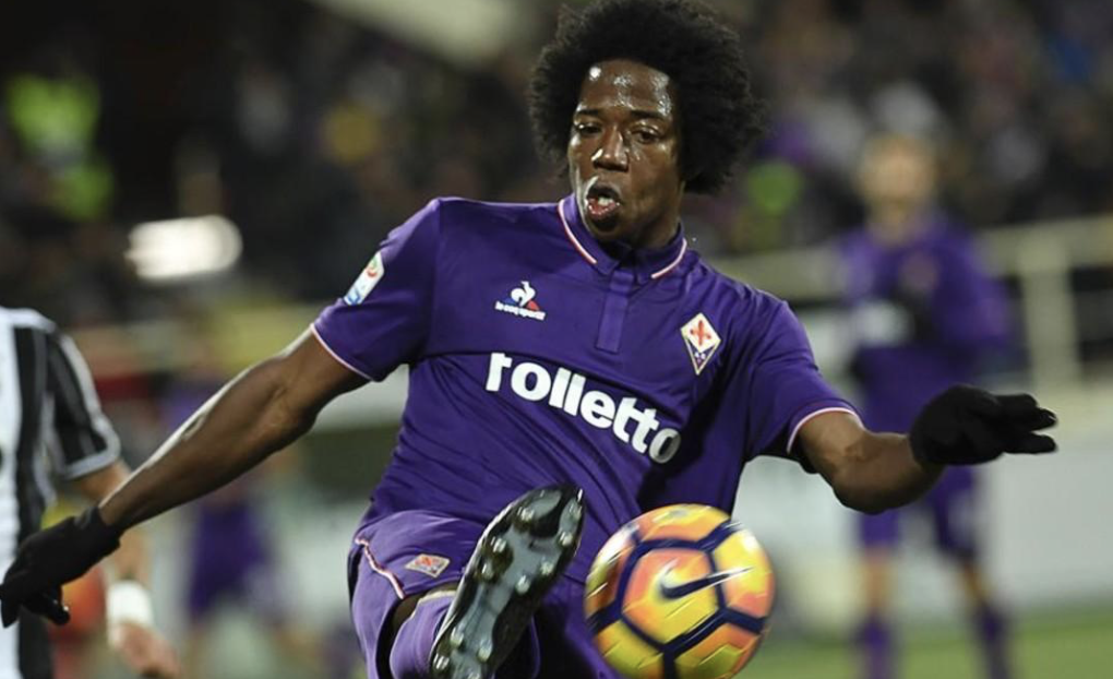 Carlos Sánchez disputando el balón con la Fiorentina