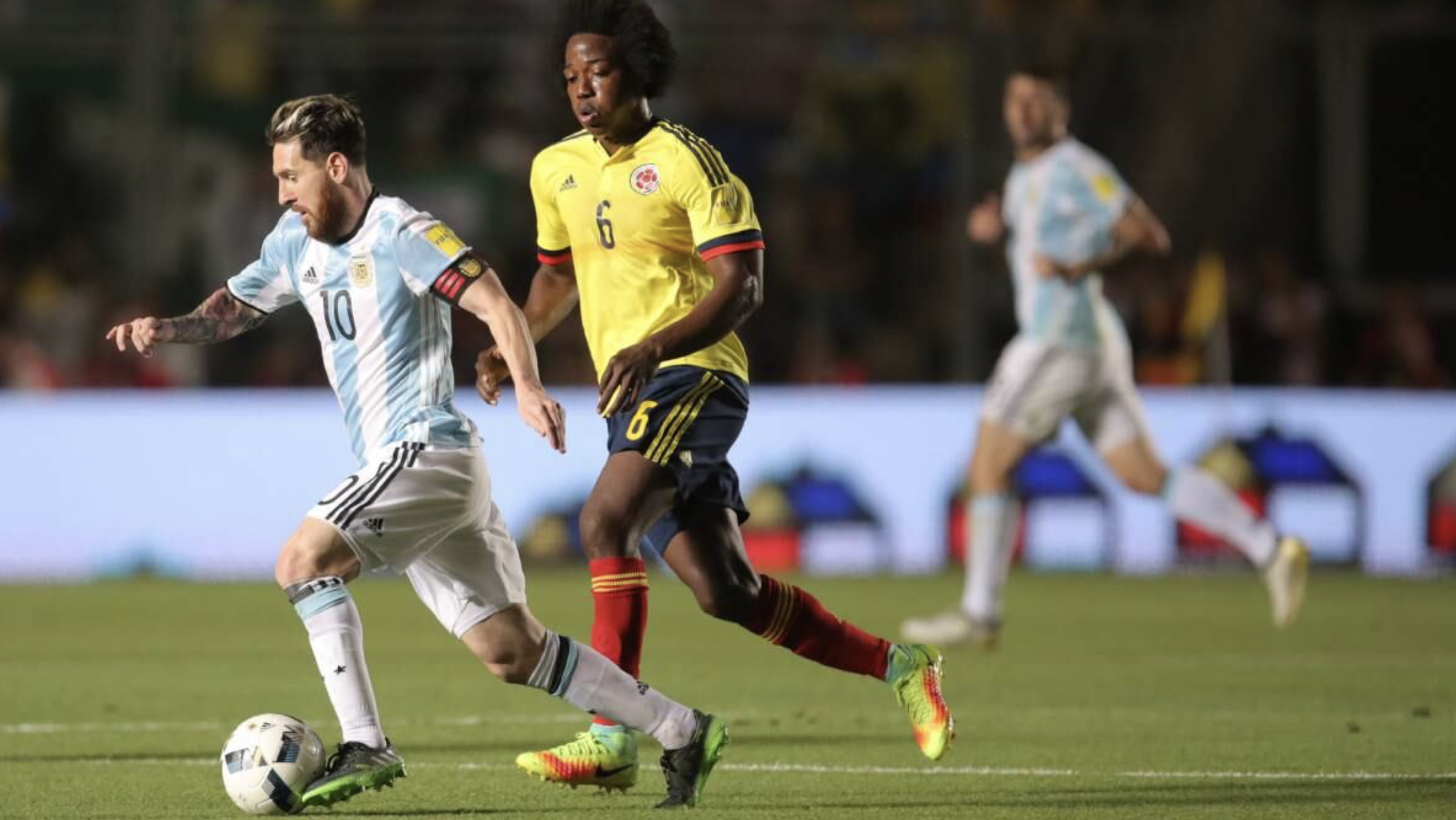 Carlos Sánchez marcando a Lionel Messi con la Selección Colombia