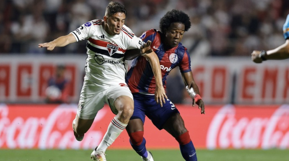 Carlos Sánchez disputando un balón con San Lorenzo