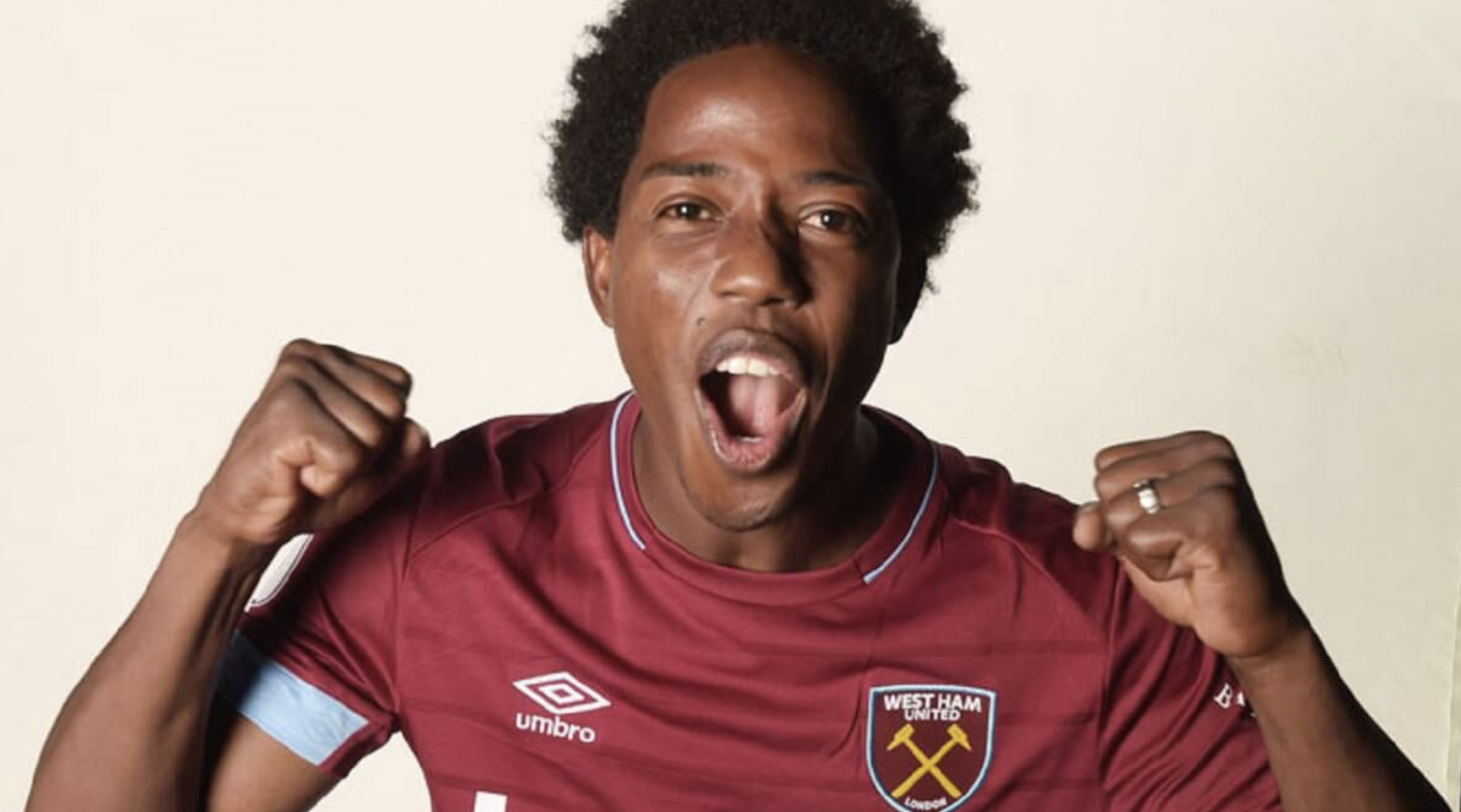 Carlos Sánchez celebrando con la camiseta del West Ham United