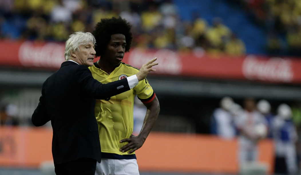 Carlos Sánchez recibiendo indicaciones del técnico José Pékerman